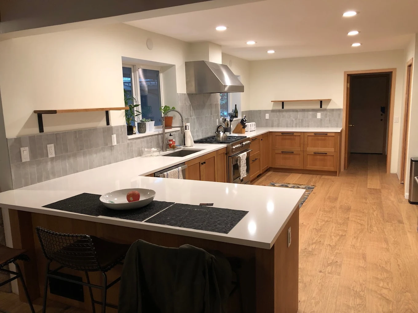 U-shape kitchen with quartz and wood